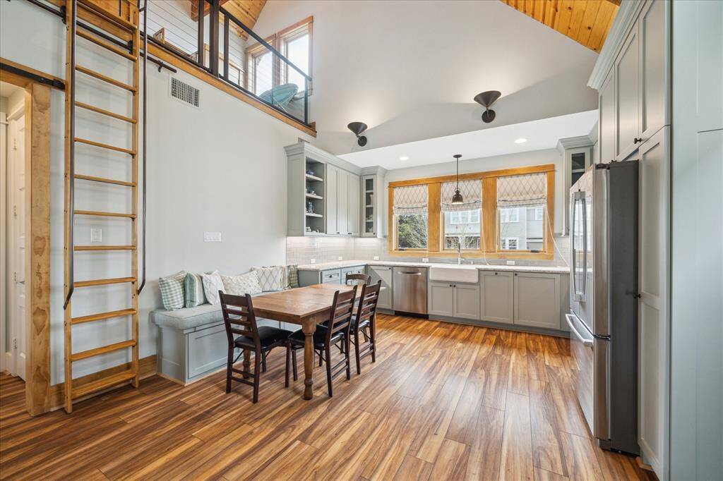 With a full kitchen and dining area, the pool house is ideal for entertaining guests or can serve as its own private living space, offering versatility and comfort.