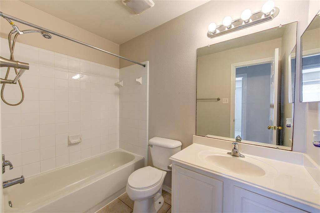 Secondary bathroom with tub/shower combo.