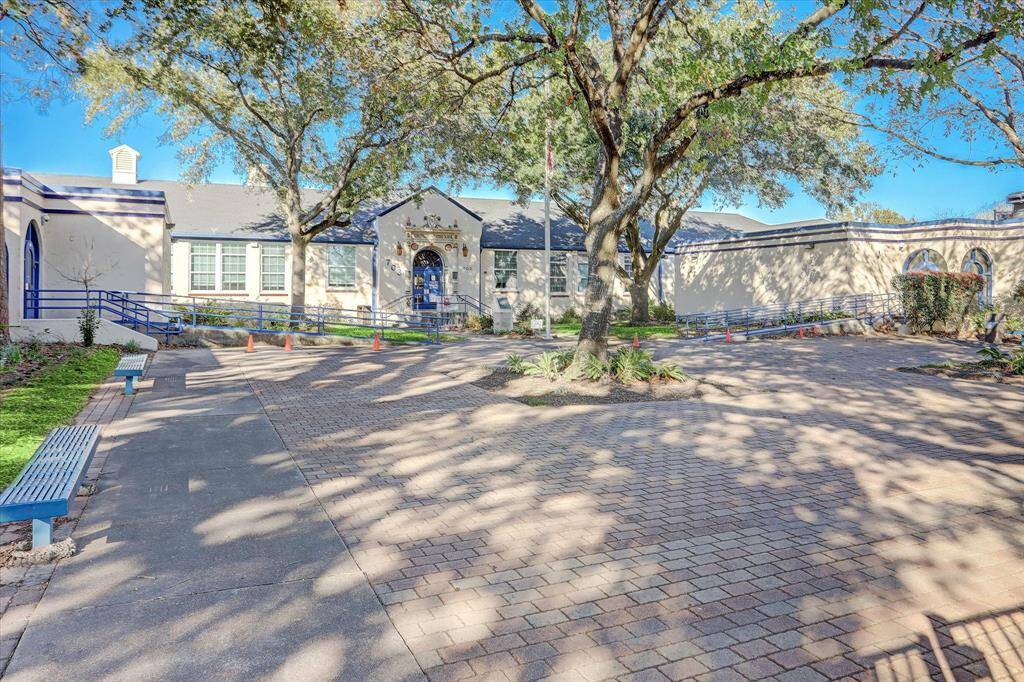 Field Elementary School is just a short walk away!