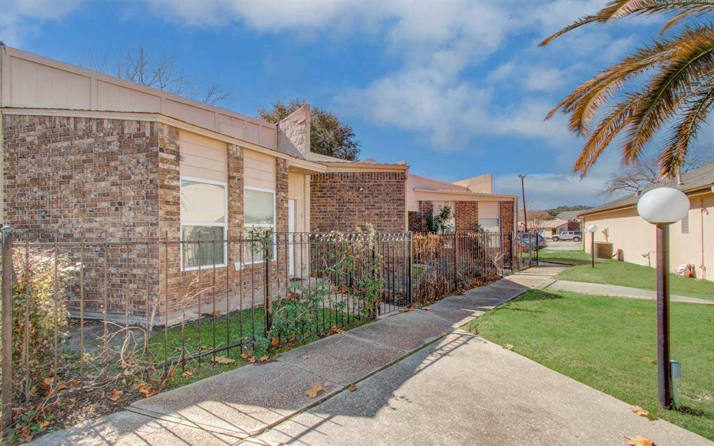 Features a view of the neighboring townhomes properties leading down the pathway to the entrance and mailboxes