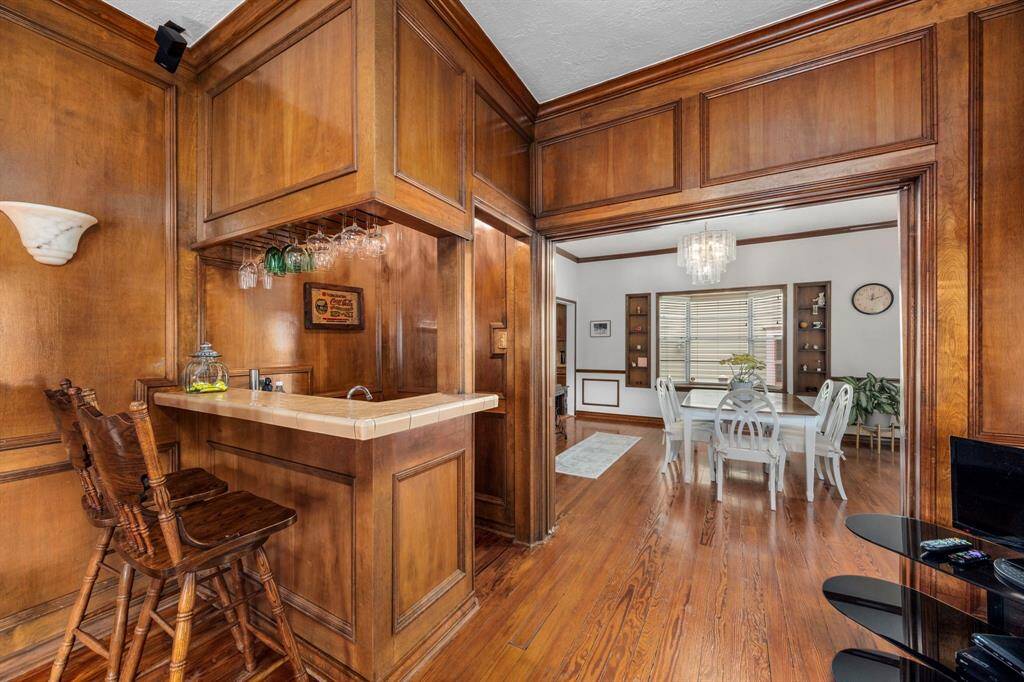 Have infinite entertainment opportunities with this wet bar.