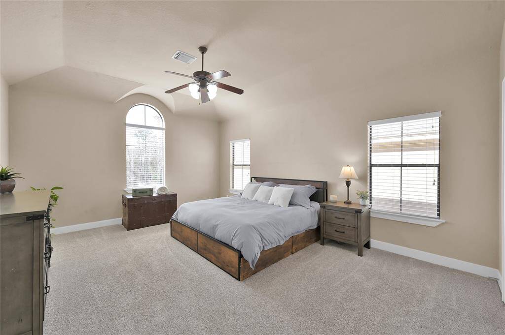 Secondary bedroom with lots of light and lots of space!