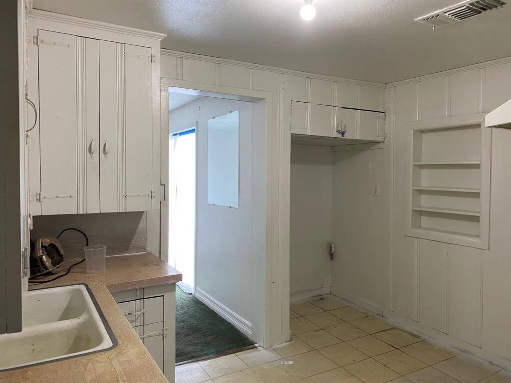 The possibilities are endless in this kitchen! Freshly painted.