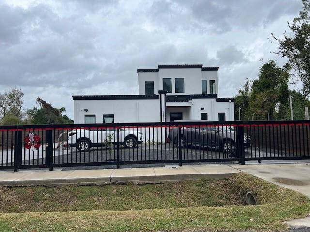 Other new homes in neighborhood