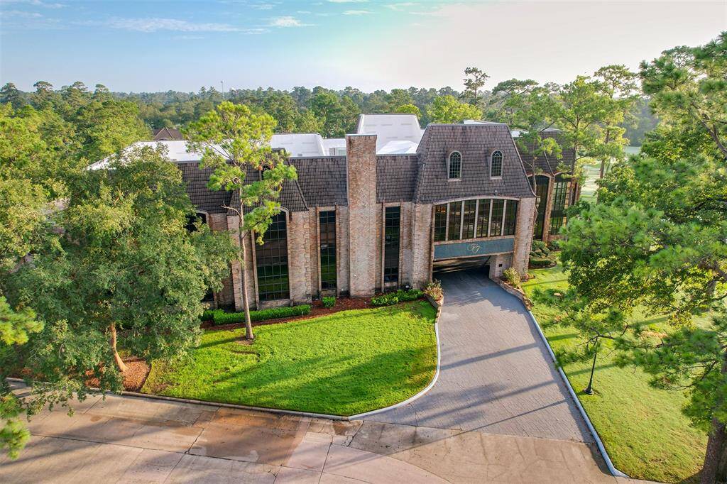 Country Club members enjoy social events, fine dining, and access to the amenities.