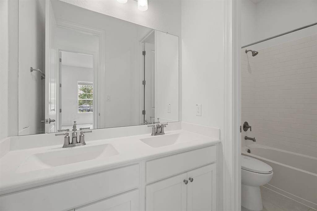 Hall bath with dual sinks