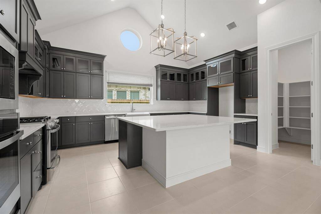 Island kitchen with lovely finishes
