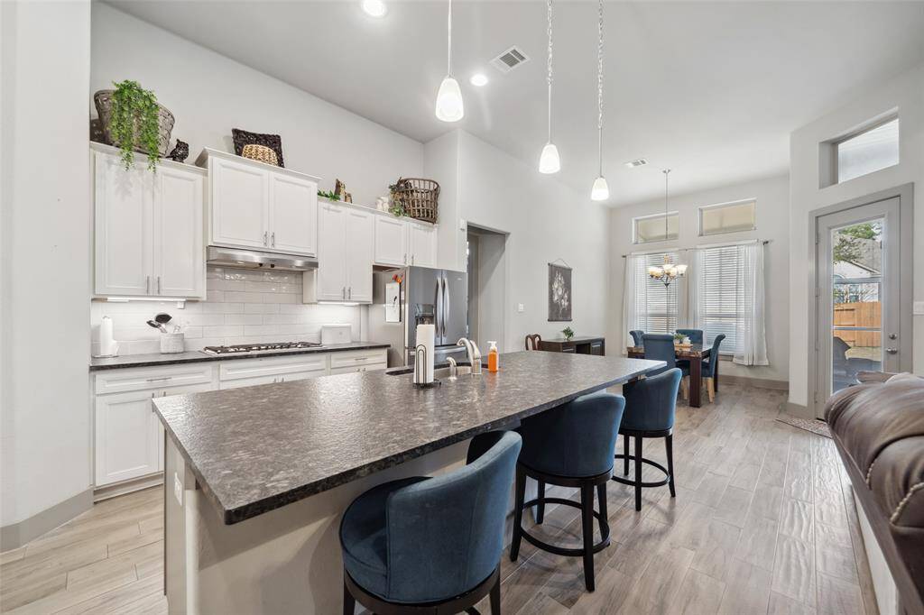Great island kitchen with pretty pendant lighting