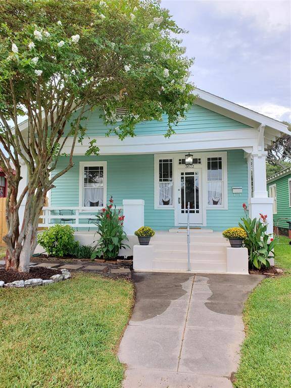 LOCATION, LOCATION, LOCATION, JUST 1 CITY BLOCK FROM THE BEACH OR 2 GALVESTON BLOCKS.  WALKING DISTANCE TO ALL THE RESTAURANTS.
