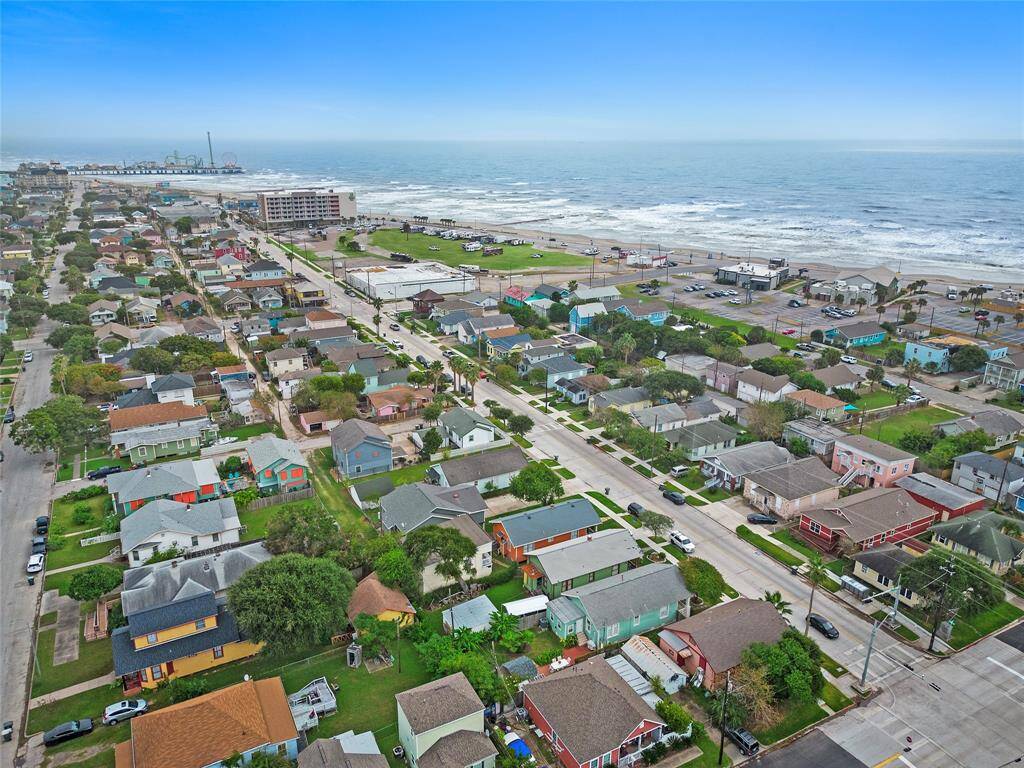 SO CLOSE TO THE BEACH!  Just one city block or 2 small Galveston Blocks away from Dining, 37th St Pier, & all the beach activities!