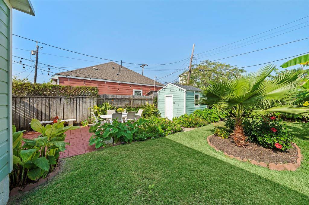 Large private backyard retreat!