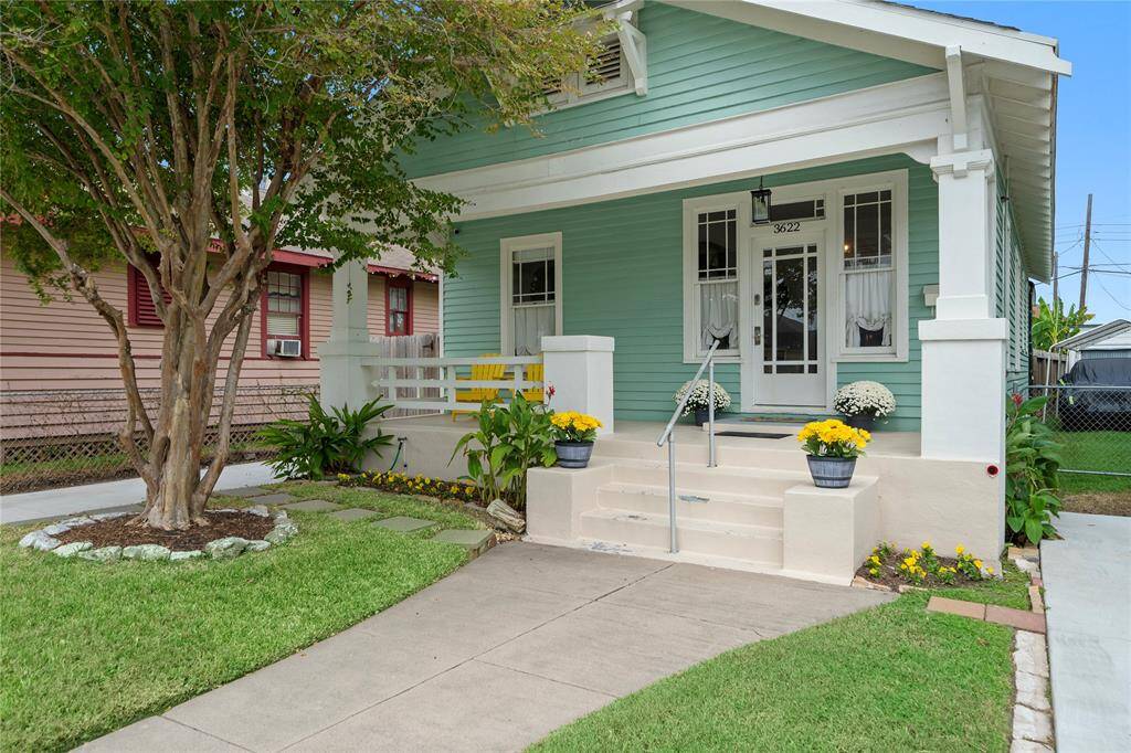 Walk to the beach, restaurants, and the Pleasure Pier from your home and enjoy all Galveston has to offer.