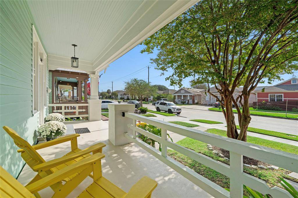 Large front porch to listen to the ocean and enjoy the sea breezes!