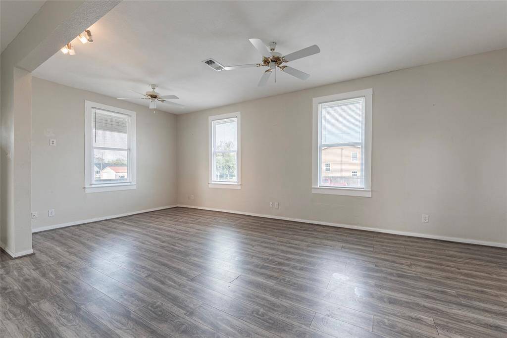 LIVING ROOM AREA