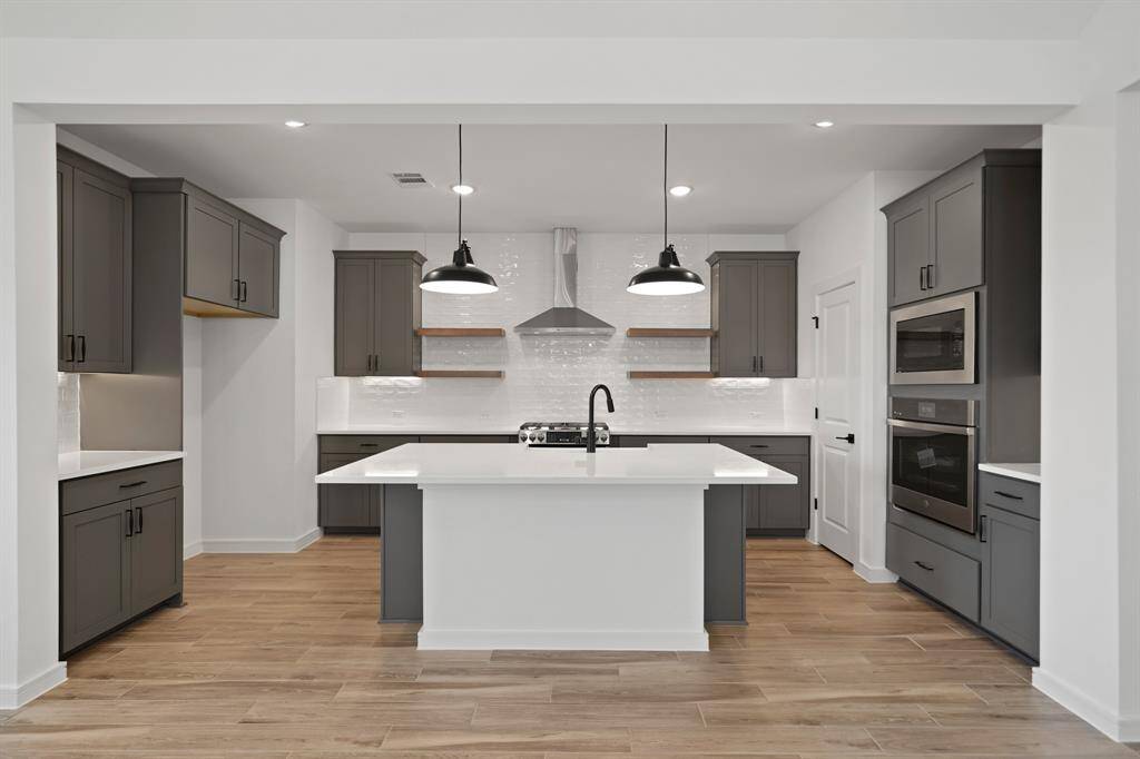 Stylish kitchen with quartz countertops (*Photo not of actual home and used for illustration purposes only.)