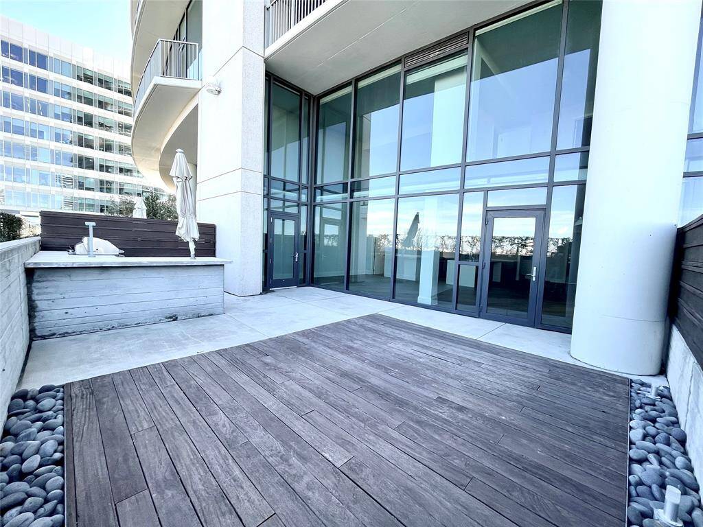Private enclosed patio