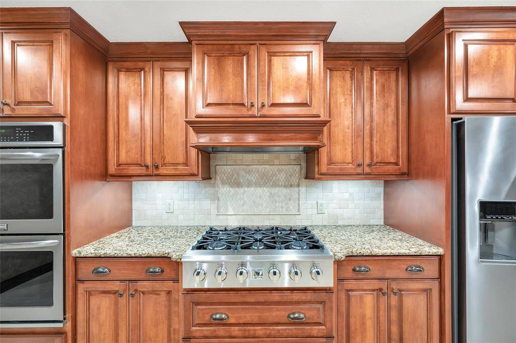 Cook to your hearts content on this 6 burner gas range