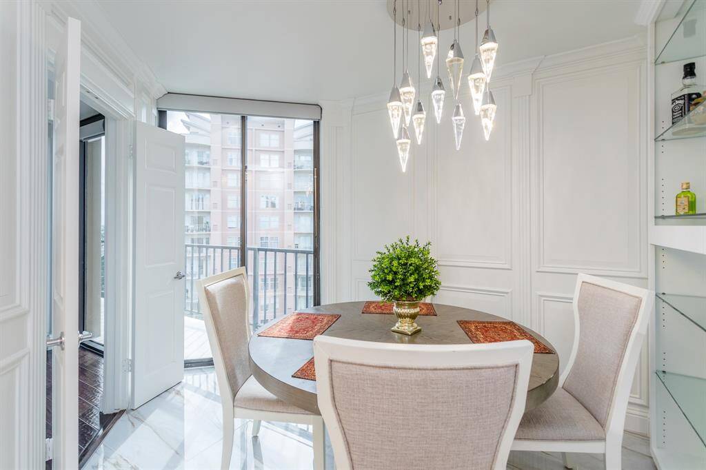 Breakfast area with balcony Access