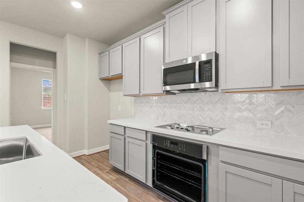 This kitchen is not only a functional space but also has ample storage. Whether you're a seasoned chef or just love to gather and enjoy good food, this kitchen is a dream come true.
