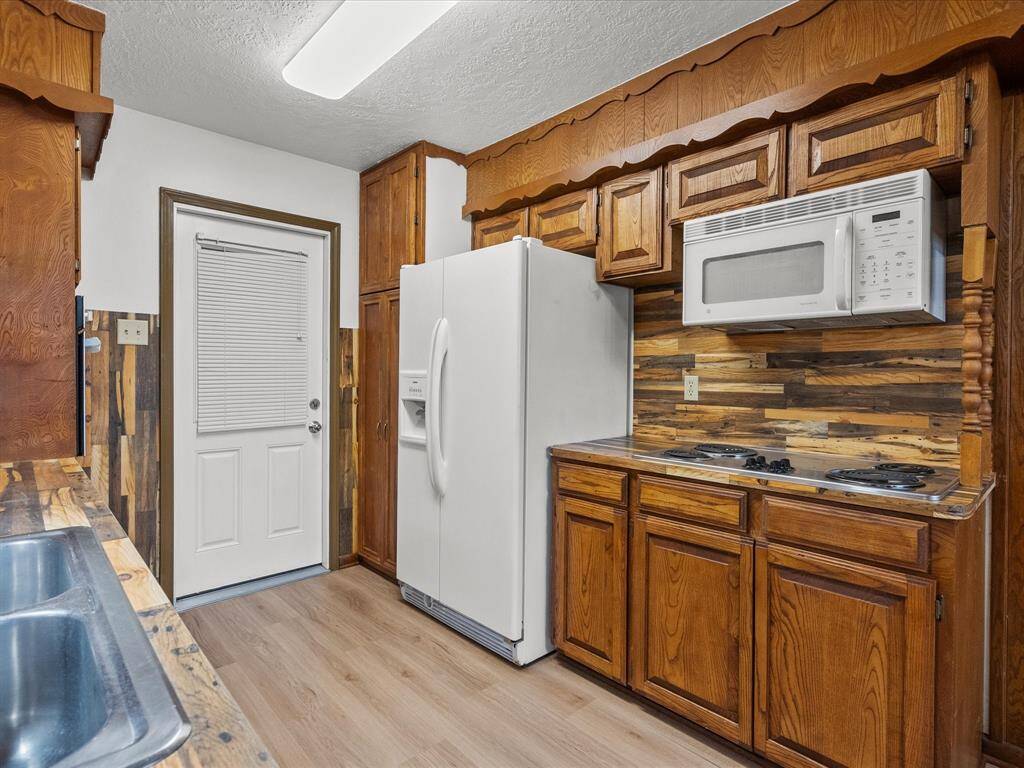 FRIDGE WILL STAY WITH HOME