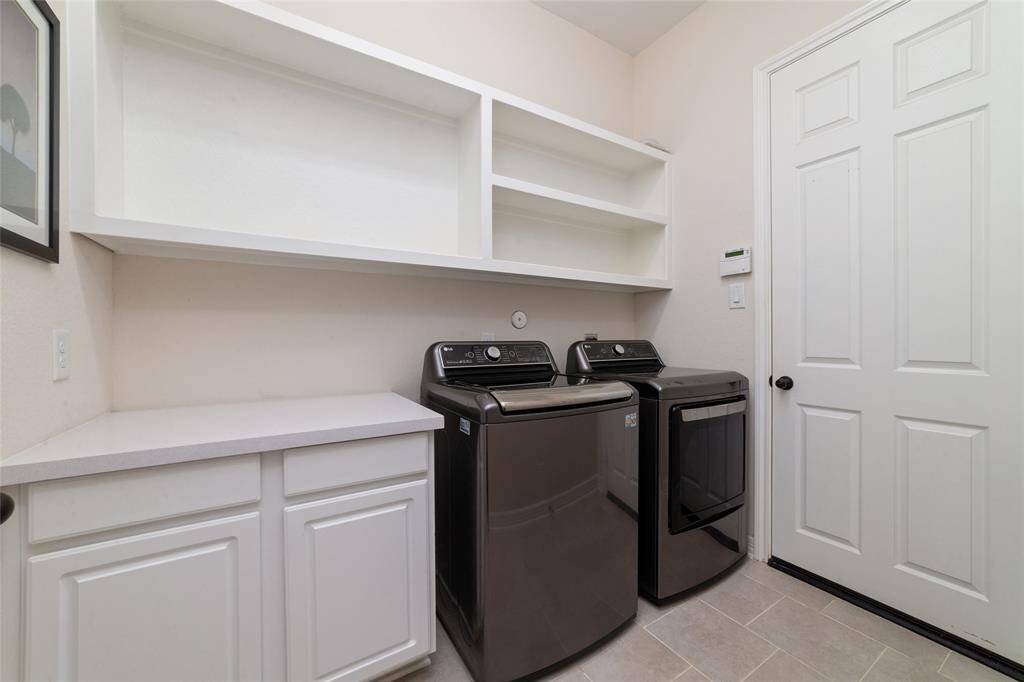 utility room shares a door with the 3 car garage