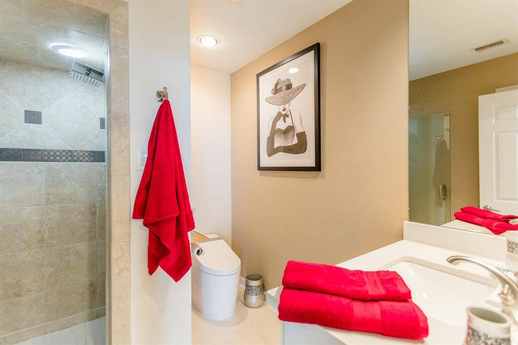 Secondary bath with walk in shower