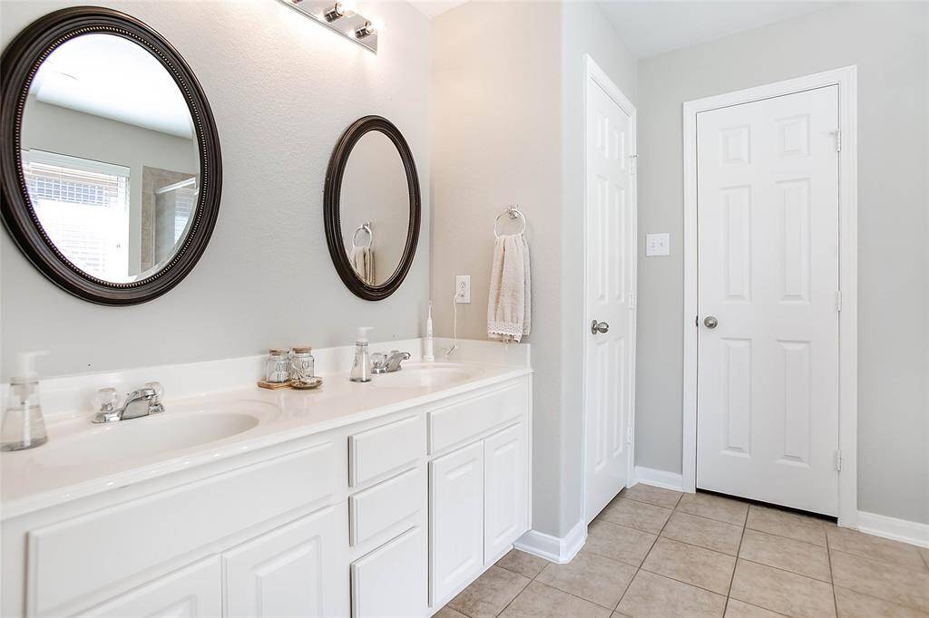 Suite bathroom that includes double sinks