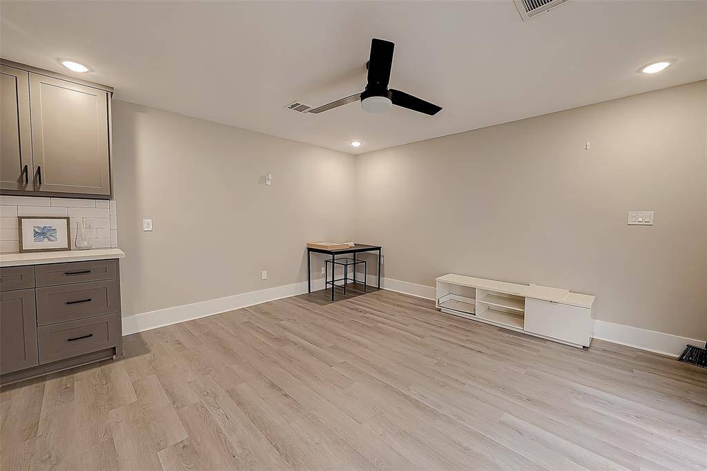 GARAGE APARTMENT LIVING ROOM