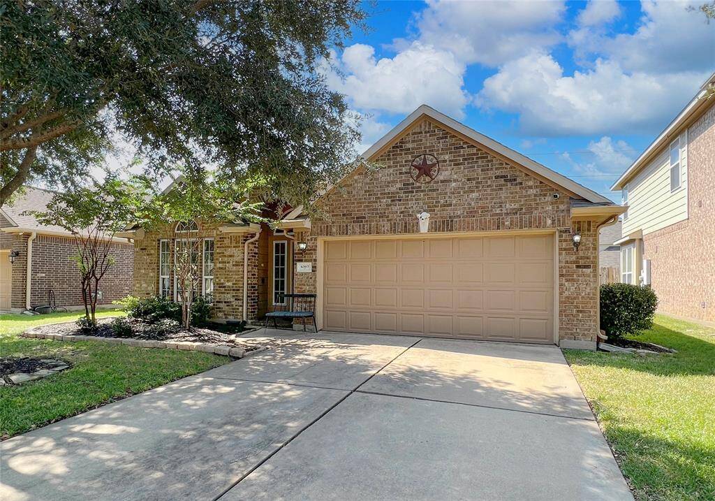 Don't miss out on this charming 3-bedroom, 2-bathroom, single-story home in Kingdom Heights!