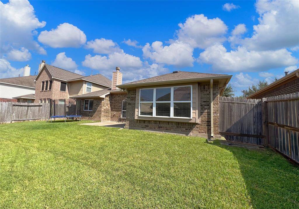 This property is situated in a vibrant neighborhood that boasts an array of amenities, including a refreshing pool, a well-equipped fitness center, a clubhouse, and a baseball field.