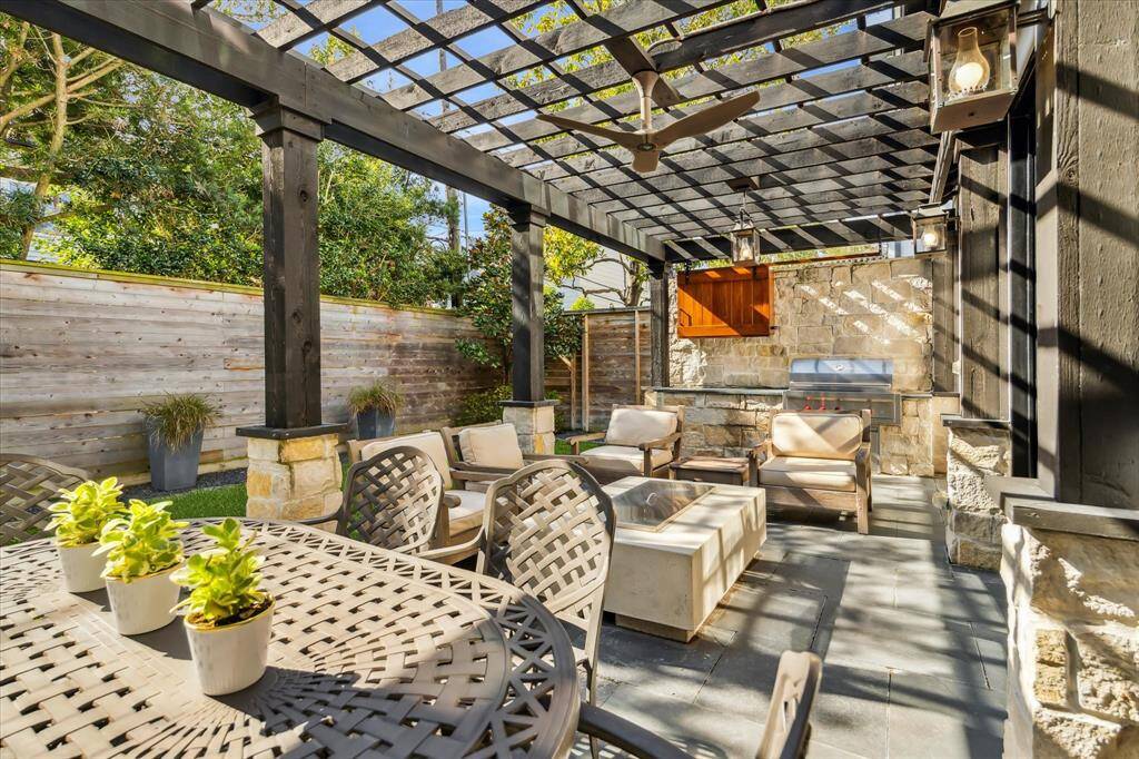 An alternate view of the outdoor living area.