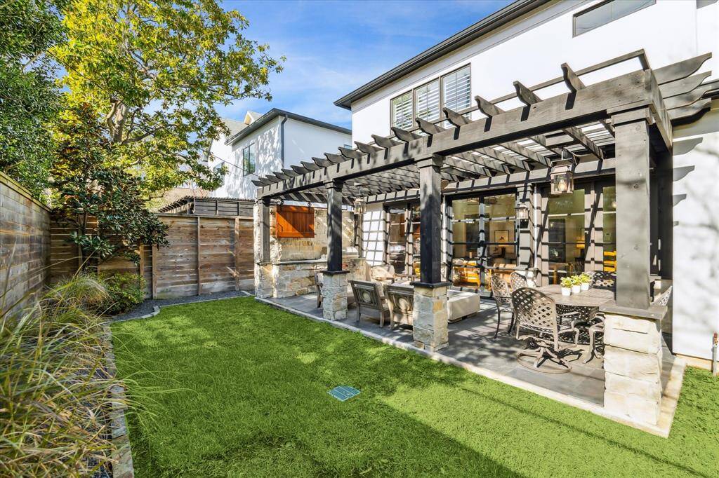 Enjoy this prime Pemberton location and the short stroll to Whitt Johnson Park, Rice Village shops and cafes! The best West U has to offer!