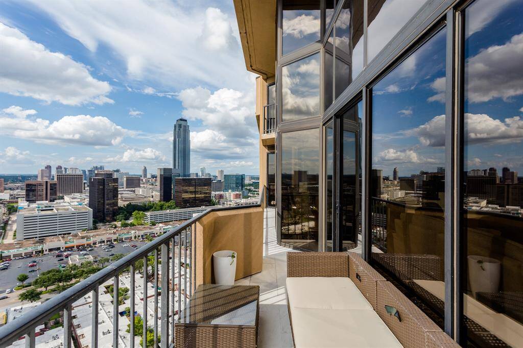 Wrap around balcony off living, dining and kitchen