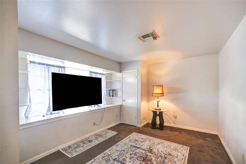 Formal sitting room near entrance