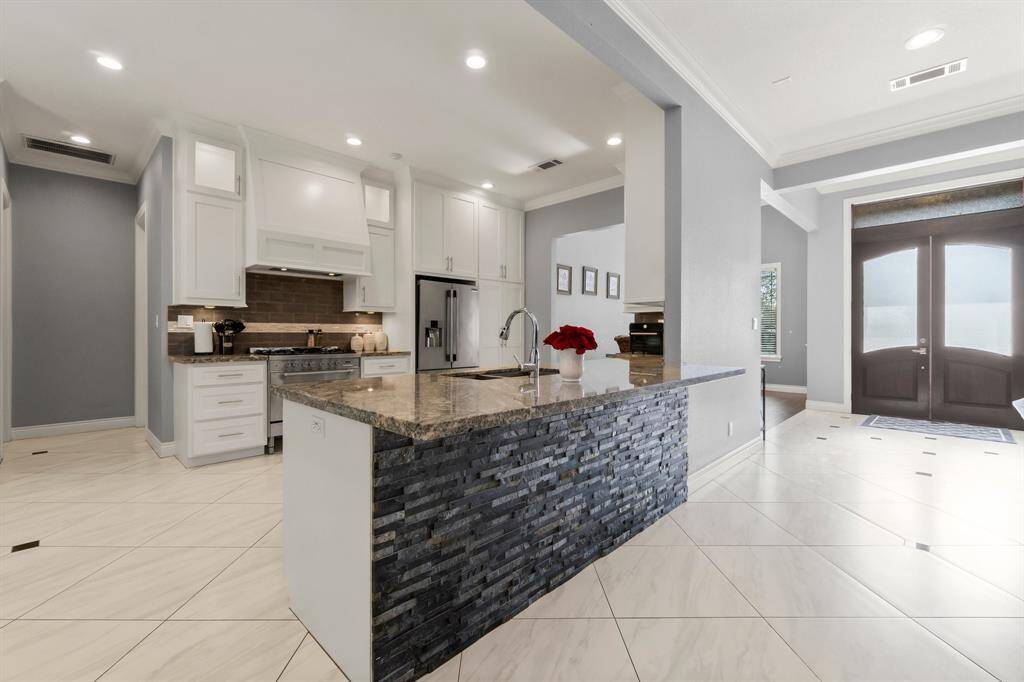 ISLAND/KITCHEN