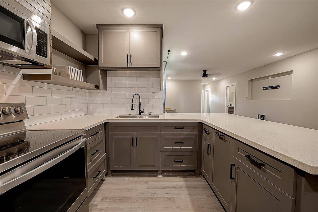 BEAUTIFUL KITCHEN COMPLETELY UPDATED