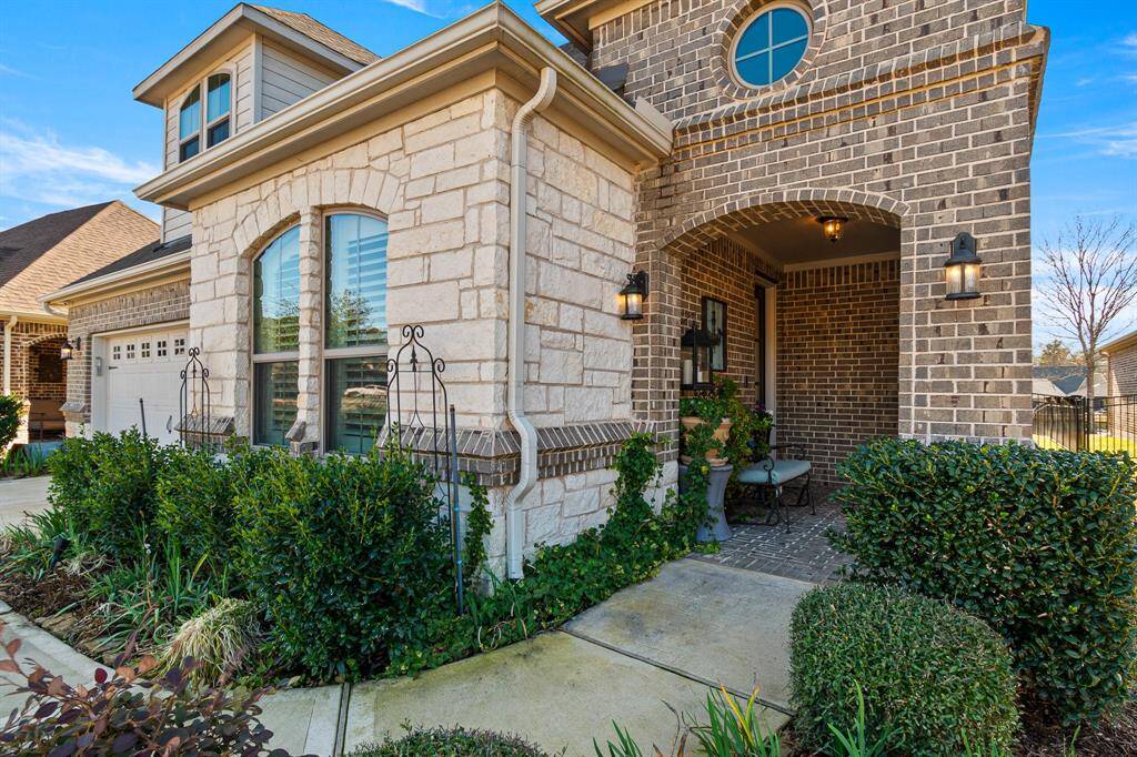 Discover unparalleled comfort and convenience at 12169 Creekside Villas Ct, it's perfect for an active lifestyle!