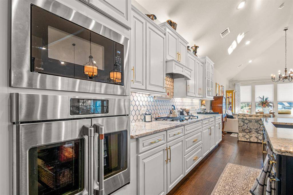 This Kitchen features GE Cafe' Stainless Steel Appliances, a sleek Microwave and a French Door Oven with the capability of Air Frying and a separate Warming Drawer that is Great for Entertaining!