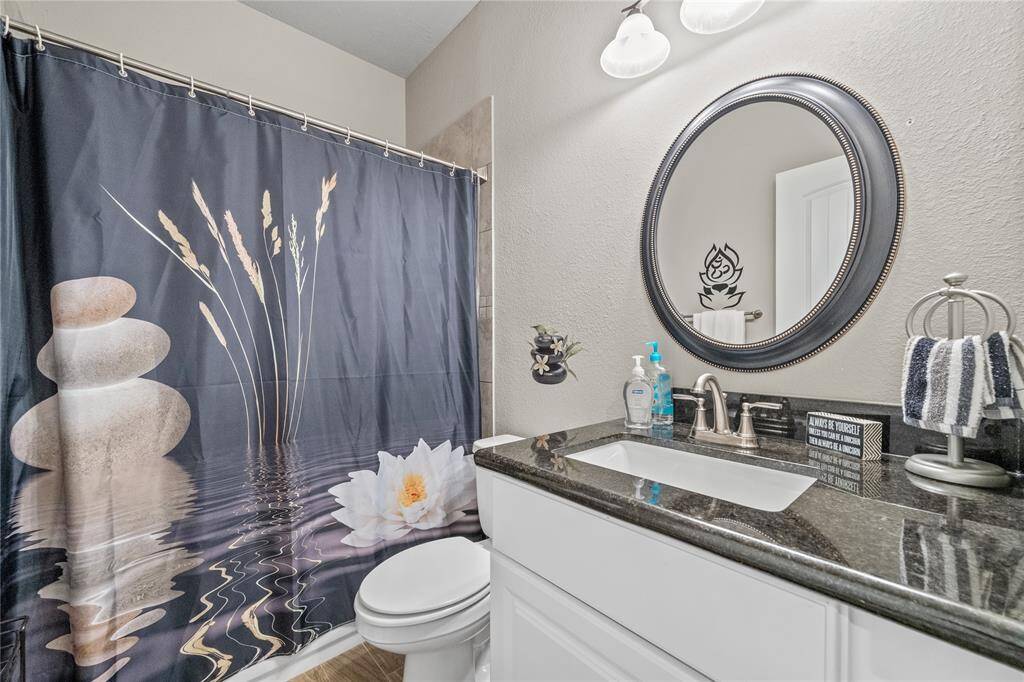 Guest bath/shower combo