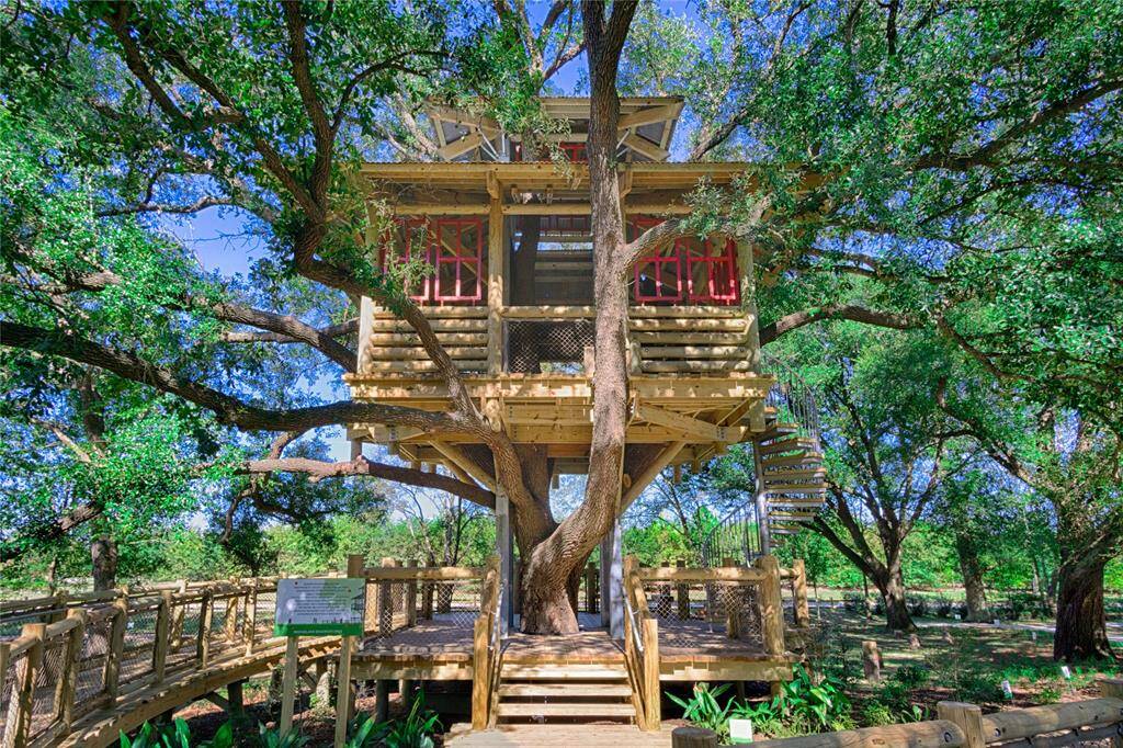 The kids will have fun climbing and playing in the treehouse.