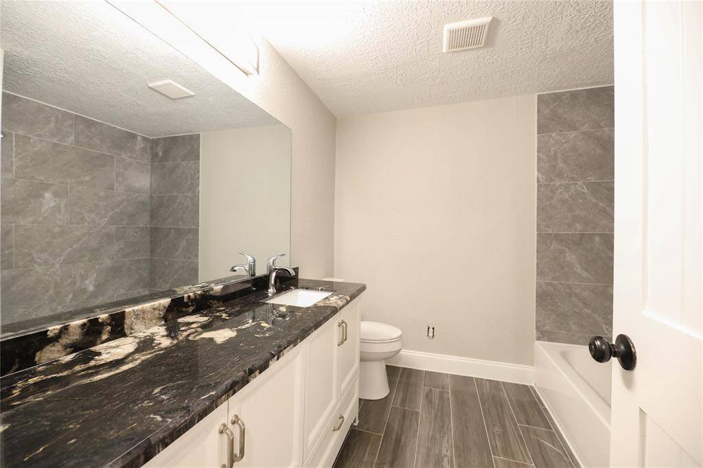 Secondary bathroom w/ showwer/tub combo