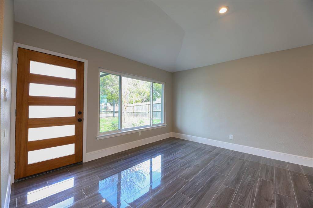 Entry area offers plenty of space for furniture & decor.