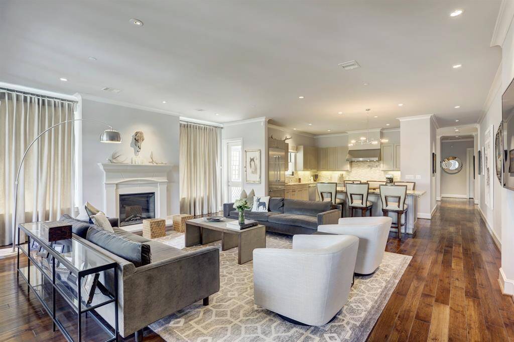 Stunning 2/3 bedroom, 2.5 bathroom unit with hardwood floors throughout and 10ft ceilings! It also features 3 balconies that totally elevate your space.