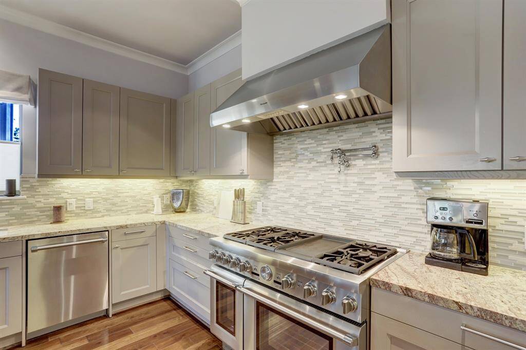 The Themador 6-burner gas range with double oven and a griddle is the focal point of this Chef's kitchen!