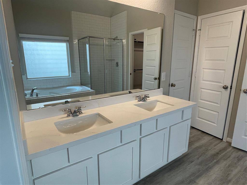 Dual sinks in owner's bath