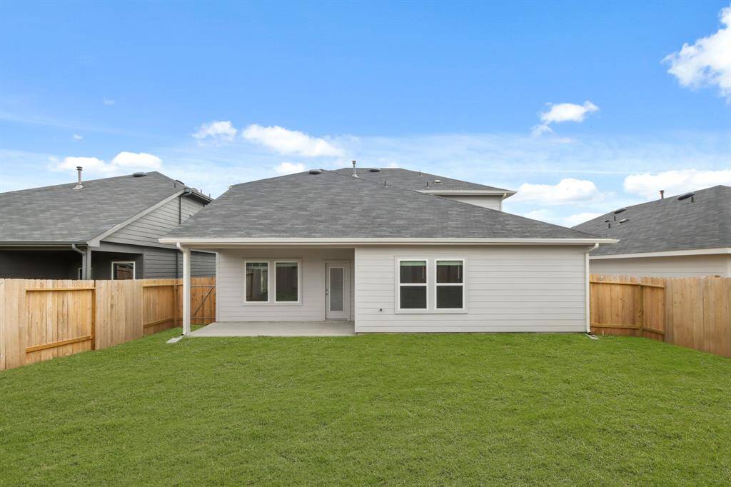 Fantastic Back Yard with Tons of Space!