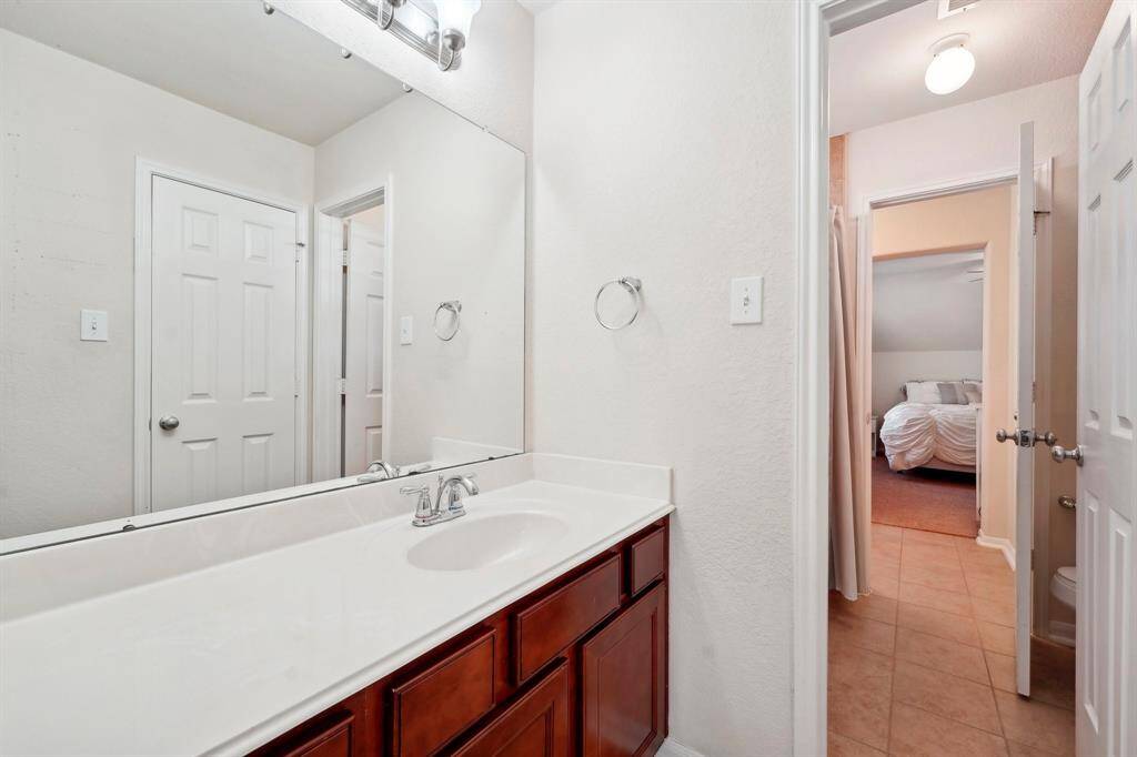 Bathroom 3 with it's own sink connecting to hollywood bathroom