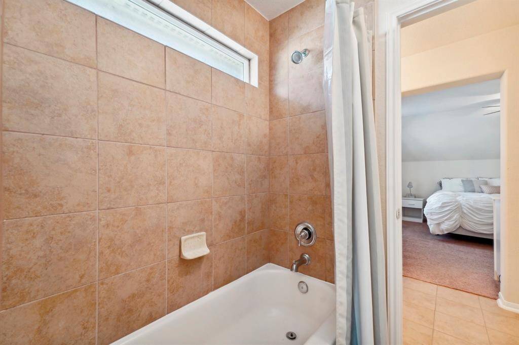 The tub/shower area for Bathroom 3