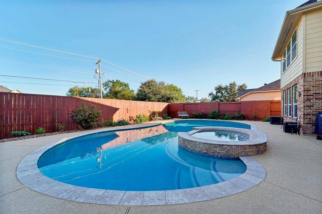 Sparkling saltwater pool & hot tub