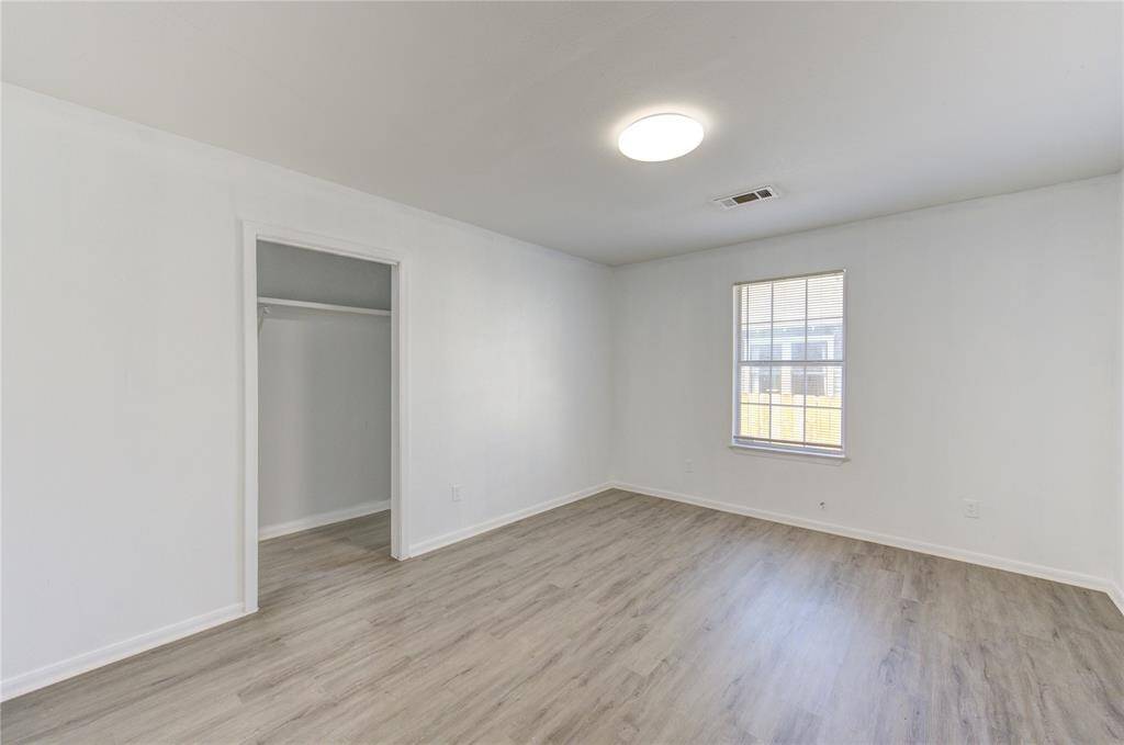 Good size 1st secondary room